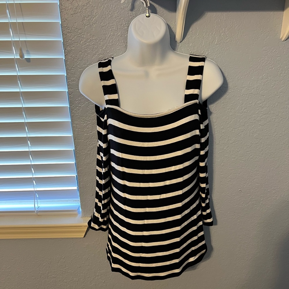 Lovely cold shoulder black and white Inc. knit top. In excellent used condition.